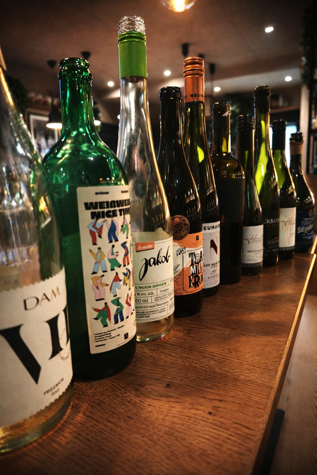 Weinflaschen der Weinbegleitung auf dem Holzbord im Johann’s