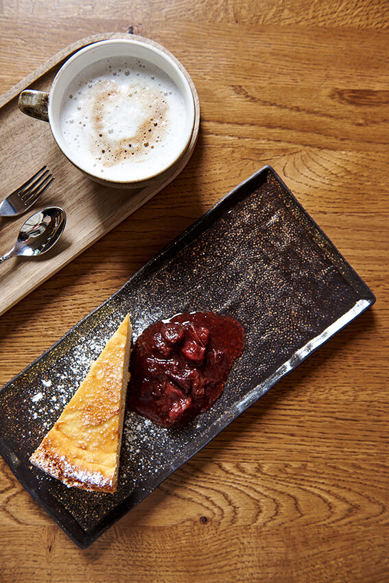 Mathias' Cheesecake mit Beerenkompott und einer Melange – Das Johann's, Sitzenberg